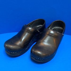 Dansko Black Clogs Women’s Size 36